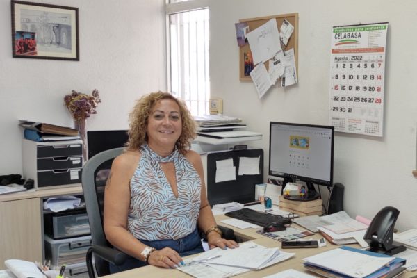 La presidenta de la ACEB Manuela Baidal aprueba los bonos de comercio
